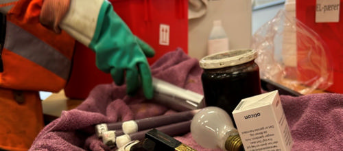 foto fra genbrugspladsen af medicinaffald og en rød miljøkasse